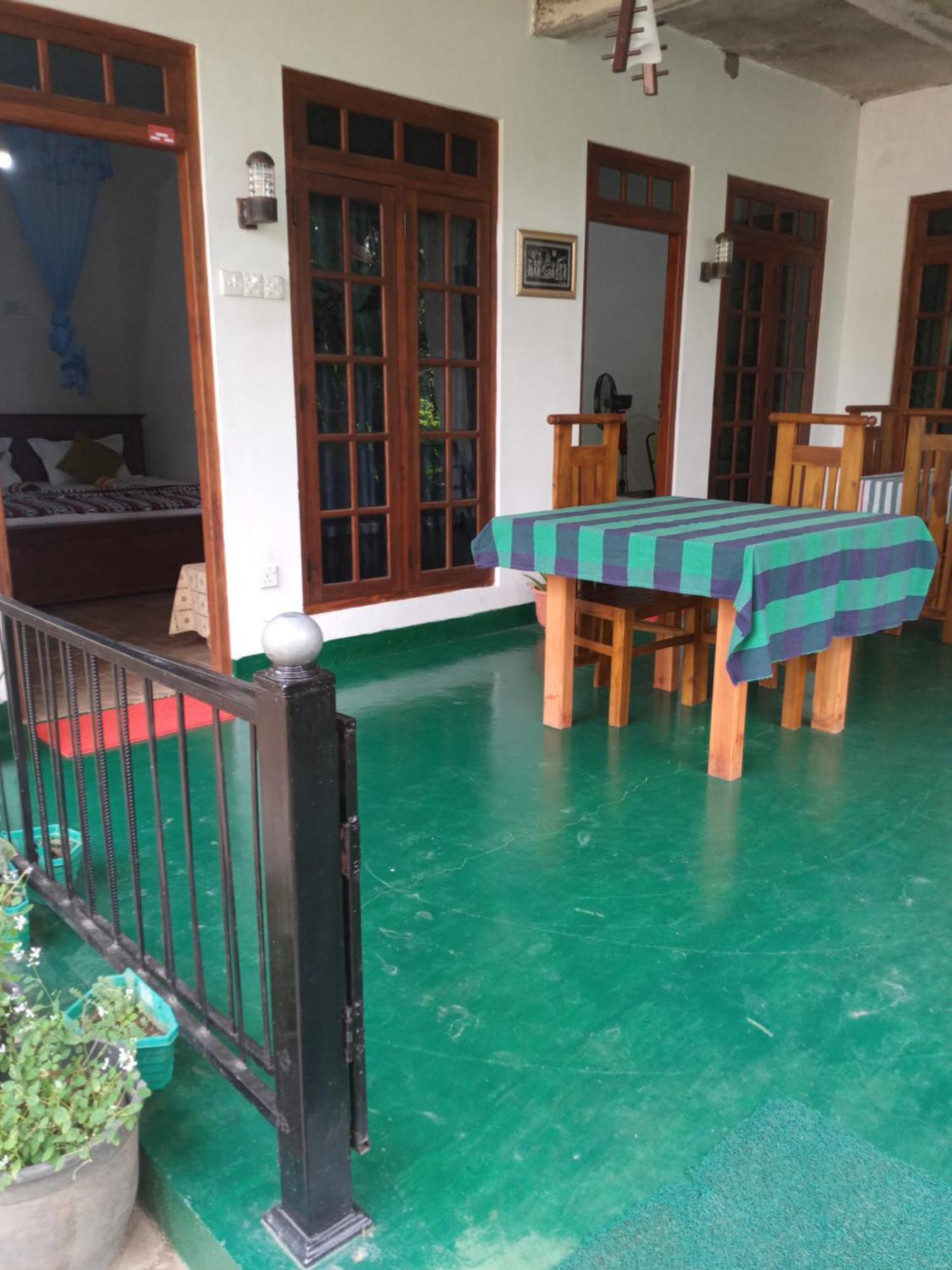Mature Home Ella Cameră foto